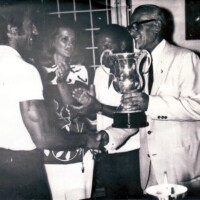 Απονομή στο πρώτο νικητή, το σκάφος «ERRANTE” <br> Το κύπελλο παραλαμβάνει ο κυβερνήτης Τάκης Κουλιγκάς ( OLY – Finn 1968 ) και διακρίνονται πίσω οι ιδιοκτήτες του σκάφους, Ιωάννης Βάτης και η σύζυγός του !