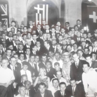 Απονομή επάθλων στην Ρόδο πριν πάρα πολλά χρόνια. (1966)
Ανάμεσά τους διακρίνονται οι : Κωνσταντίνος, Οδ. Εσκιτζόγλου, Σταθη Ρωμαίος, Θέμη Μαγουλάς, Νίκο Λεμπεσόπουλος, Γιάννη Σικιαρίδης, Ευτ. Γκούμας, Βατίστα, Κούλης Φιλιππάκος, Πάνος Γολέμης, Ανδρέας Σινόπουλος, Νίκος Περάκης, Παναγιώτη Μιχαήλ, Αλτουβάς, Κώστας Αρμάος, Λάκης Κυριακίδης, Ανάργυρος ναύκληρος του Aralus, Γιουγιούκος, Ανδρέας Κοσματόπουλος και ο Βύρων.